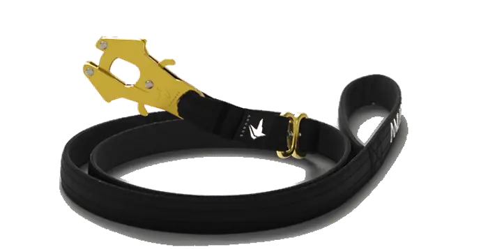 The Anubys Tactical Leash in black, rotating to show its gold trigger clip, D-ring and padded handle